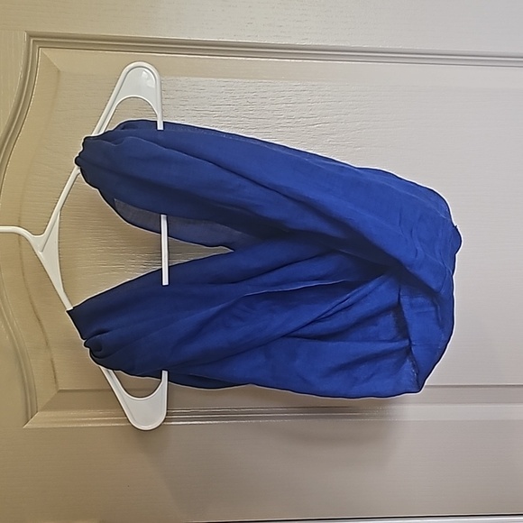 Calvin Klein royal blue infinity scarf 100% acrylic - Picture 3 of 8